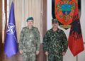 Komandanti i KFOR-it takohet me gjeneralin Kingji në Tiranë, flasin për sigurinë në Kosovë