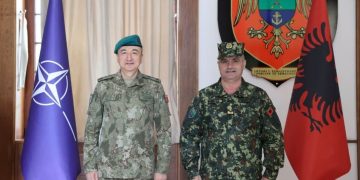 Komandanti i KFOR-it takohet me gjeneralin Kingji në Tiranë, flasin për sigurinë në Kosovë