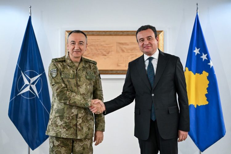 Kurti takon komandantin e KFOR-it, Özkan Ulutaş: Biseduam për anëtarësimin në NATO dhe sigurinë në rajon