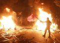 Studentët drejt “Rrugës së Dibrës”/ Shkatërrojnë semaforët dhe djegín koshat e mbeturinave. Policia, gardh te Pazari i Ri