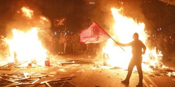 Studentët drejt “Rrugës së Dibrës”/ Shkatërrojnë semaforët dhe djegín koshat e mbeturinave. Policia, gardh te Pazari i Ri