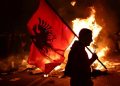 Protesta e përshkallëzuar në Tiranë/ Protestuesit mblidhen para Kryeministrisë, shpërndahen me gaz lotsjellës