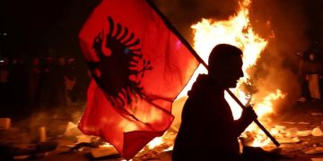 Protesta e përshkallëzuar në Tiranë/ Protestuesit mblidhen para Kryeministrisë, shpërndahen me gaz lotsjellës