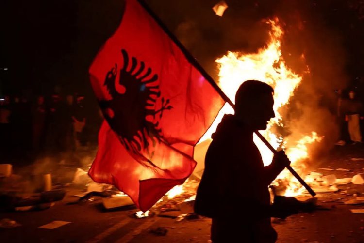 Protesta e përshkallëzuar në Tiranë/ Protestuesit mblidhen para Kryeministrisë, shpërndahen me gaz lotsjellës