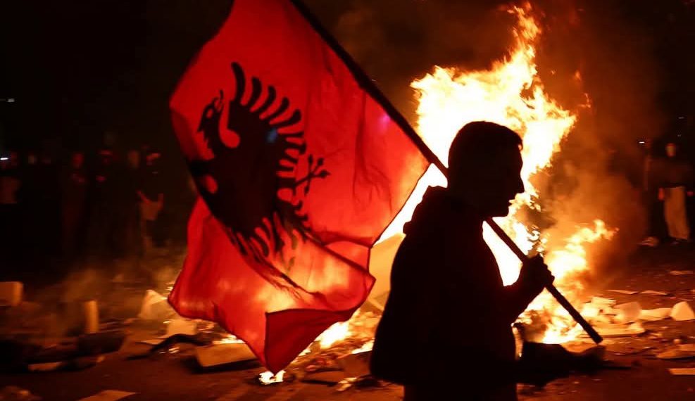 Protesta e përshkallëzuar në Tiranë/ Protestuesit mblidhen para Kryeministrisë, shpërndahen me gaz lotsjellës
