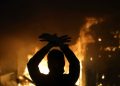 Tirana në kaos, protestuesit djegin institucione shtetërore dhe private, policia hedh gaz lotsjellës
