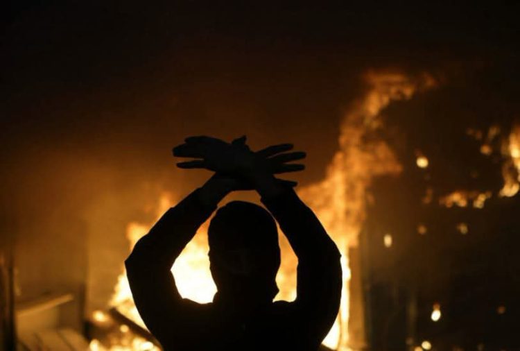 Tirana në kaos, protestuesit djegin institucione shtetërore dhe private, policia hedh gaz lotsjellës