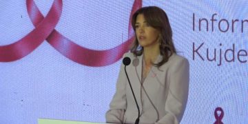 Haxhiu dhe Vitia shpërndajnë pako onkologjike në kuadër të “Tetorit Rozë”