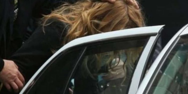 Një grua arrestohet pasi e sulmon fizikisht burrin e saj në Prishtinë