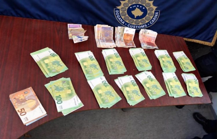 Dogana zbulon mbi 13 mijë euro mjete monetare të padeklaruara në Hani të Elezit