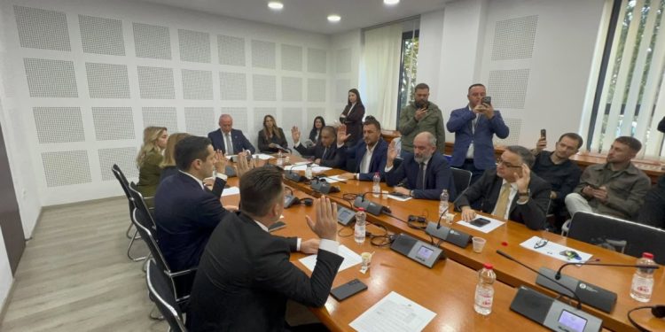 Komisioni për Legjislacion voton në parim ligjin për ndryshimin e Dhomave të Specializuara