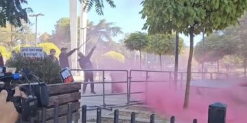 Mjete piroteknike në oborr të kuvendit, policia krijon kordon