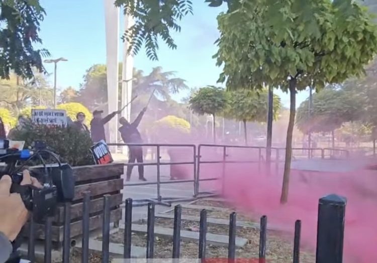 Mjete piroteknike në oborr të kuvendit, policia krijon kordon