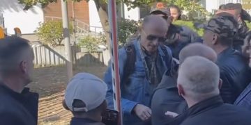 Gazetari Jeton Sopa sulmohet fizikisht pranë Kuvendit