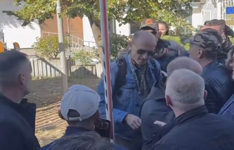 Gazetari Jeton Sopa sulmohet fizikisht pranë Kuvendit