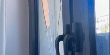 Thyhen dritaret e zyrave të Kuvendit të Kosovës