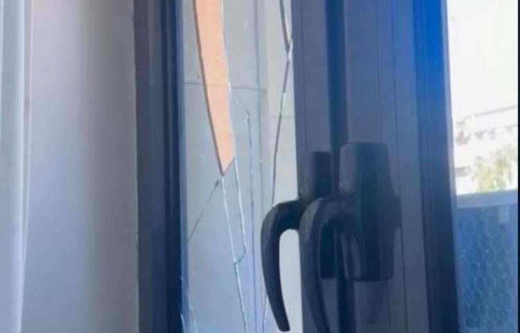 Thyhen dritaret e zyrave të Kuvendit të Kosovës