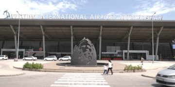 Zhduket një person në aeroportin e Prishtinës