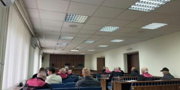 Dy mjekët e dyshuar për marrje ryshfeti dalin para gjyqit