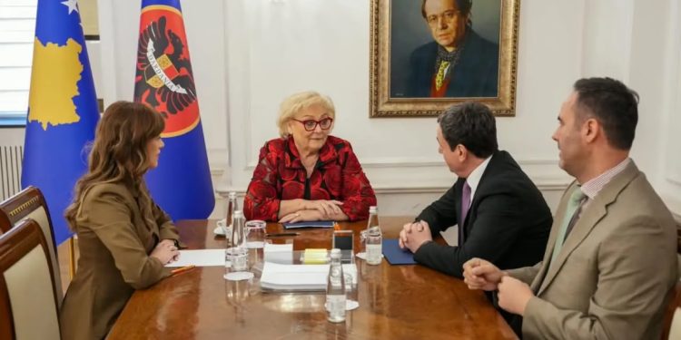 Presidentja Shiroka Pula takohet me Kurtin, Haxhiun e Konjufcën, diskutohet edhe strategjia për ish-krerët e UÇK-së