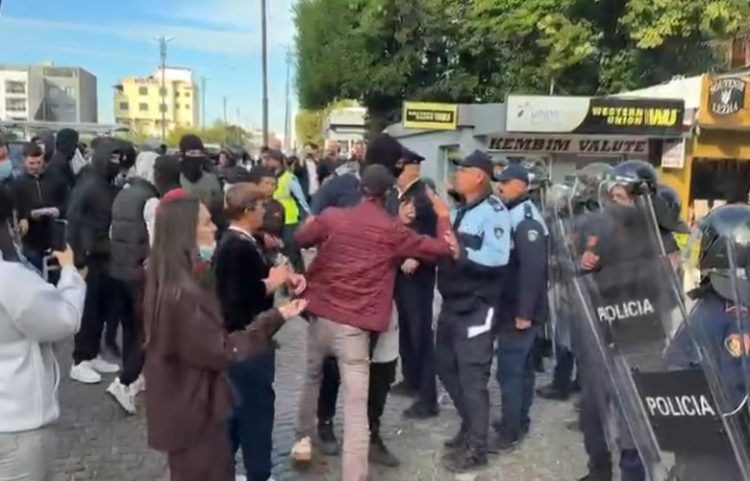 Vijojnë protestat e nxënësve dhe studentëve në rrethe, tensione në Lezhë