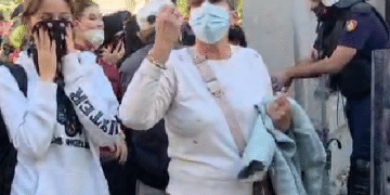 Protesta nis me tensione: “Duam revolucion, nuk e duam më Edi Ramën kryeministër”
