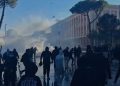 Përleshje mes protestueseve dhe policisë para Kryeministrisë