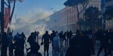 Përleshje mes protestueseve dhe policisë para Kryeministrisë