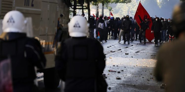 Nis dita e gjashtë e protestës në Tiranë, protestuesit mblidhen para Ministrisë së Arsimit