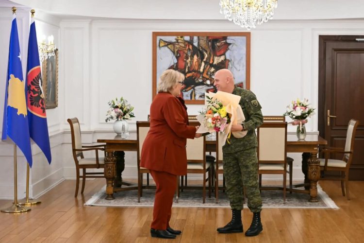 Presidentja Shiroka Pula priti në takim komandantin e FSK-së, Bashkim Jasharin