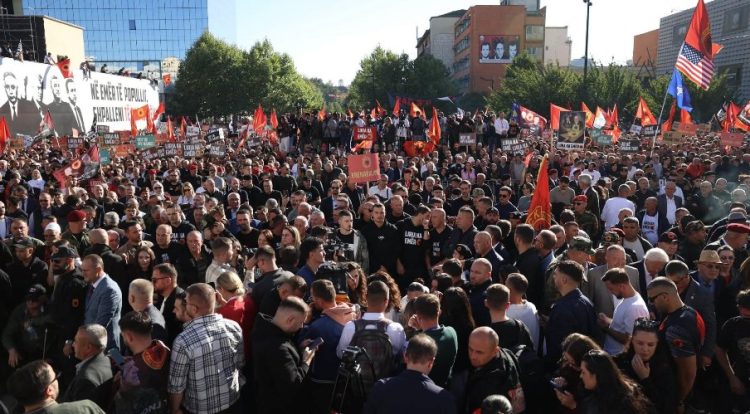 Mbi 100 mijë njerëz morën pjesë në protestën e 1 Tetorit