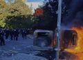 Protesta e studentëve, flamuri i UÇK-së valëvitet pranë zjarrit në qendër të Tiranës