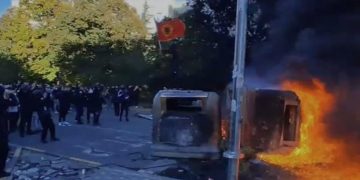 Protesta e studentëve, flamuri i UÇK-së valëvitet pranë zjarrit në qendër të Tiranës