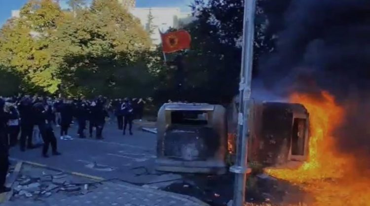 Protesta e studentëve, flamuri i UÇK-së valëvitet pranë zjarrit në qendër të Tiranës