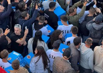 Përfundon protesta masive, fëmijët e dëshmorëve i çojnë në Qeveri pakot me projektligjin e Speciales