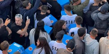 Përfundon protesta masive, fëmijët e dëshmorëve i çojnë në Qeveri pakot me projektligjin e Speciales