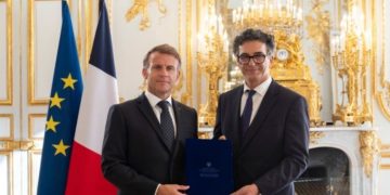 Ambasadori i Kosovës në Francë i dorëzon kredencialet presidentit Macron