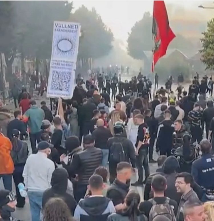 Kur studentët përballen me policinë, profesorët dhe prindërit heshtin, ku mbeti ndërgjegjja shqiptare?!