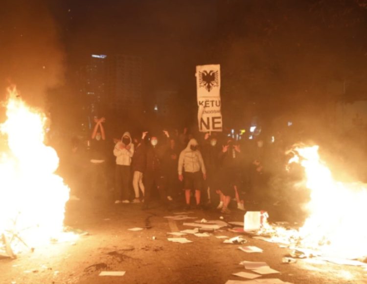 Analizë nga Lutfi Dervishi: Nga flamingot te gurët, pse protesta e sotme e studentëve ishte e dhunshme