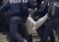 Pamjet trishtuese nga protesta në Tiranë, pezullohen policët që e bartnin për gjymtyrë një protestues me këmbë të thýer