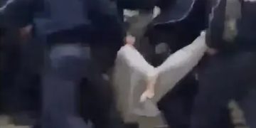 Pamjet trishtuese nga protesta në Tiranë, pezullohen policët që e bartnin për gjymtyrë një protestues me këmbë të thýer