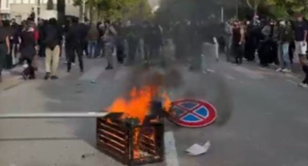 Përshkallëzohet situata, një grup protestuesish vendosen pranë Urës së Dajtit, ndezin z@arr në mes të rrugës