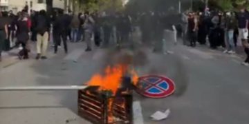 Përshkallëzohet situata, një grup protestuesish vendosen pranë Urës së Dajtit, ndezin z@arr në mes të rrugës