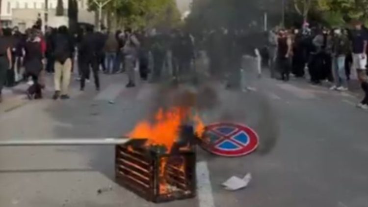 Përshkallëzohet situata, një grup protestuesish vendosen pranë Urës së Dajtit, ndezin z@arr në mes të rrugës