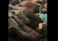 PAMJET TË RËNDA/ Komisariati plotë me protestues, të rinjtë të shtrirë dhe të dhúnuar barbarisht (Video)