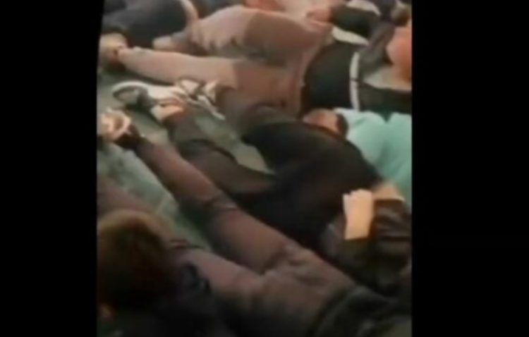 PAMJET TË RËNDA/ Komisariati plotë me protestues, të rinjtë të shtrirë dhe të dhúnuar barbarisht (Video)
