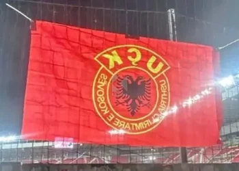 Flamuri i UÇK-së vendoset në stadiumin “Nagyerdei Stadion”