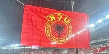 Flamuri i UÇK-së vendoset në stadiumin “Nagyerdei Stadion”