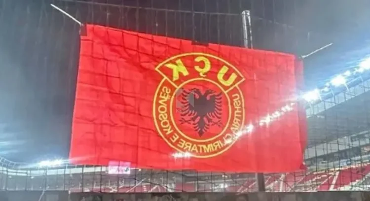 Flamuri i UÇK-së vendoset në stadiumin “Nagyerdei Stadion”
