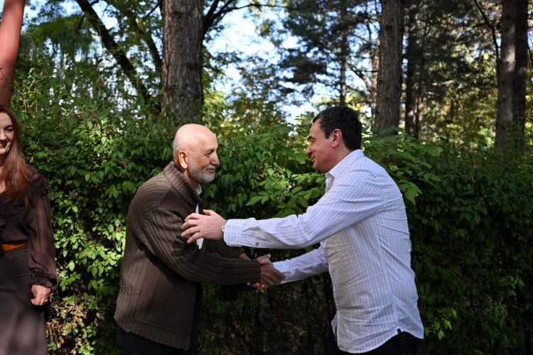 Kurti mori pjesë në hapjen e ekspozitës “Dancing with clouds”, të Profesor Afrim Spahiut